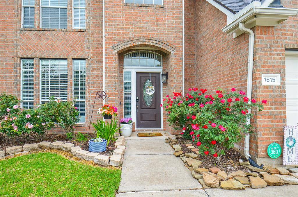 Beautiful professional landscaping for a walk up that will make everyone smile. Lets go inside ...