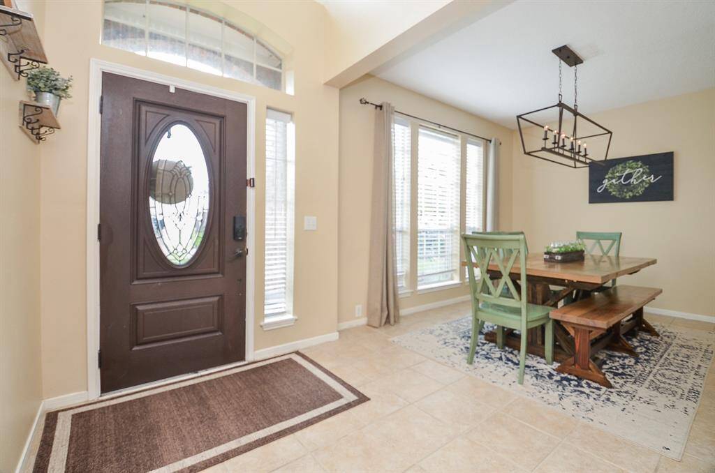 Welcome to wonderful. Large dining area as you enter with windows lining the front bringing in natural light.