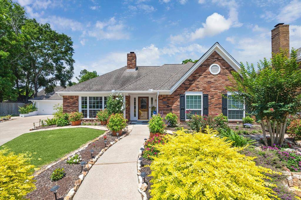Nestled at the end of a quiet cul-de-sac, this home offers added privacy, reduced traffic, and a safe environment — ideal for families, pets, and outdoor activities. The peaceful setting enhances both convenience and peace of mind, while still being just minutes from local amenities.
