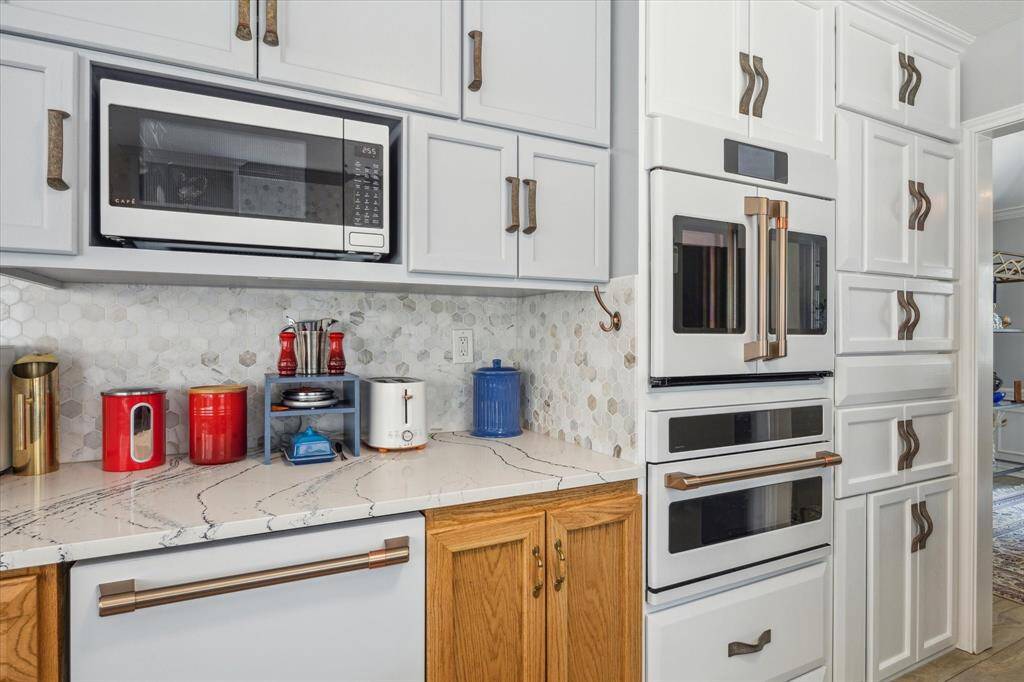 Beautiful custom cabinets and shelfs, double drawer refrigerator, microwave, two ovens. with double doors and the other with swing down door.