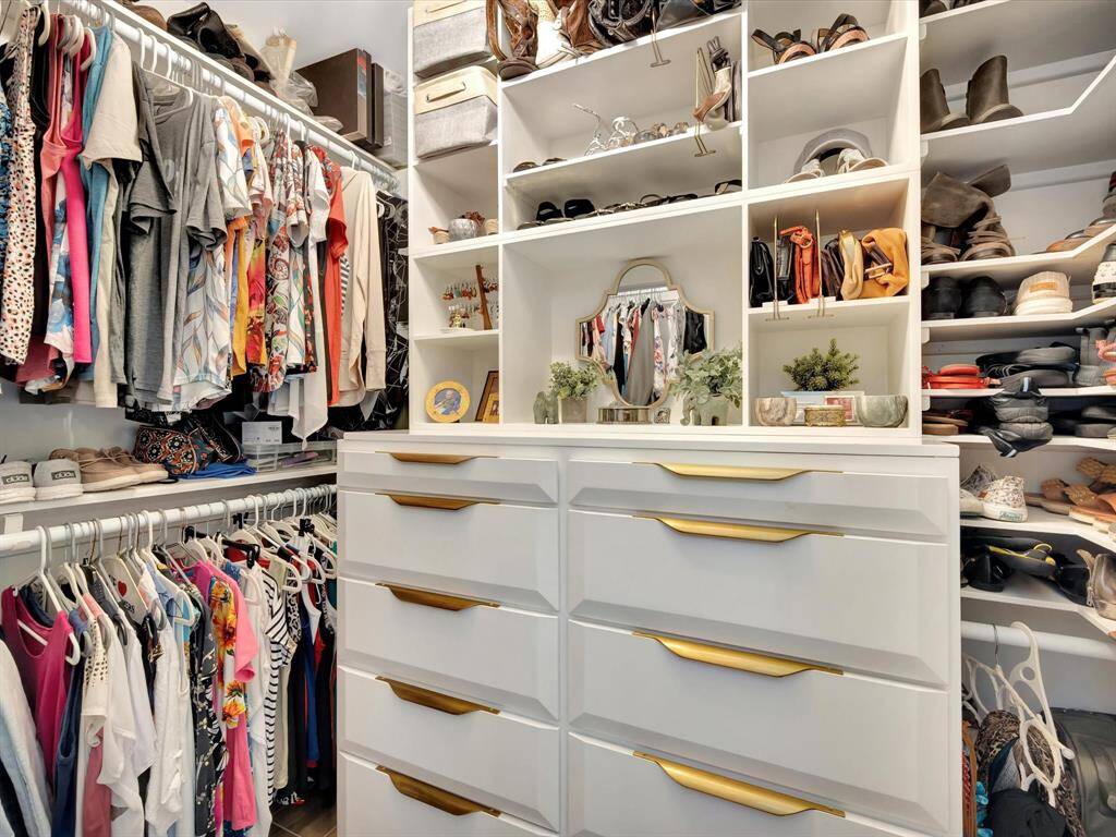 Laundry room with plenty of storage cabnets