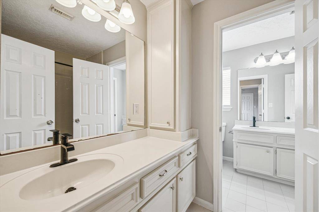 Second-floor bathrooms with direct access from the bedrooms, offering privacy and convenience.