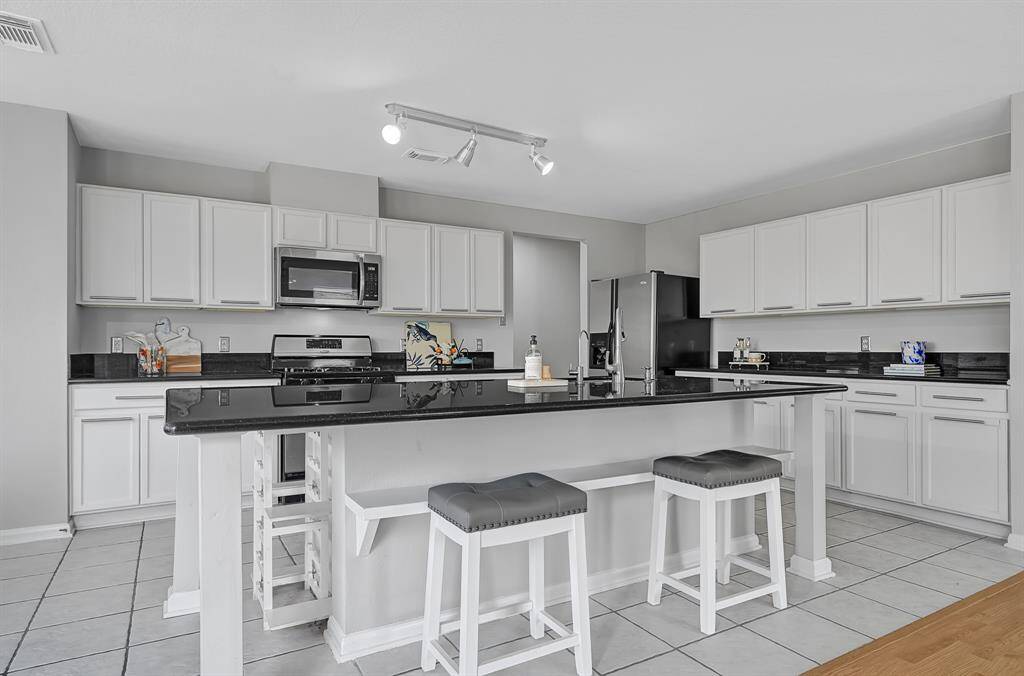 9 foot island with granite countertops