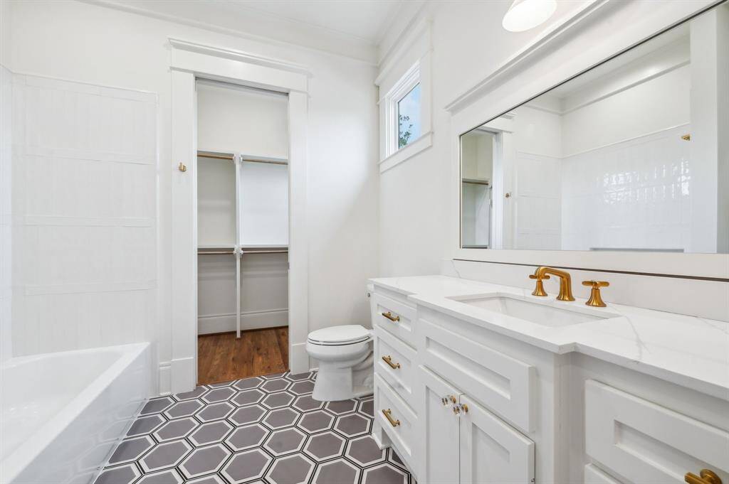 En suite bath in recent Modern Bungalow home.