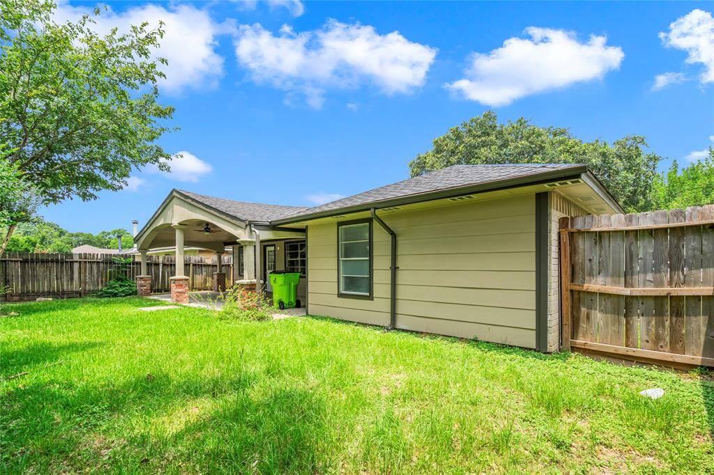 Spacious Backyard!