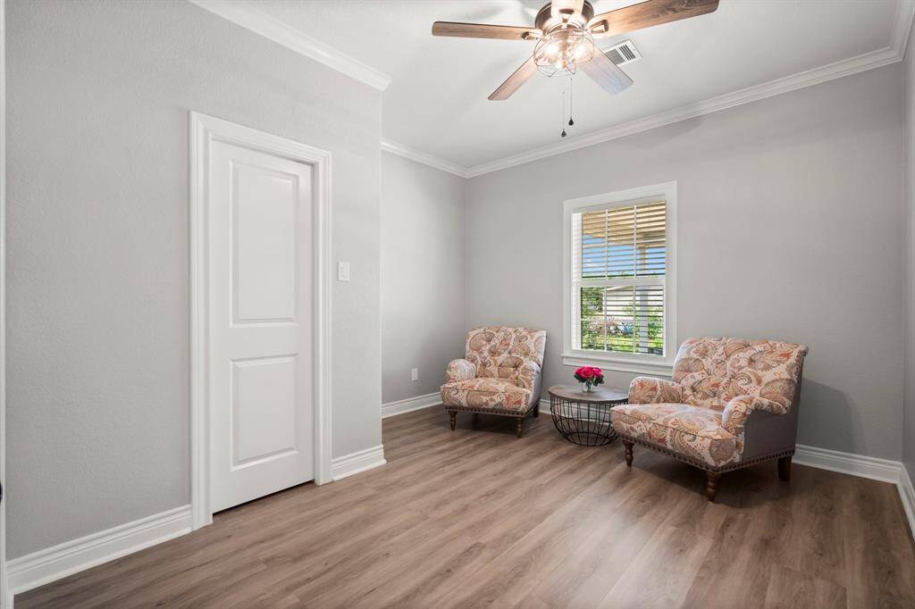 Additional bedroom or perfect for an office.