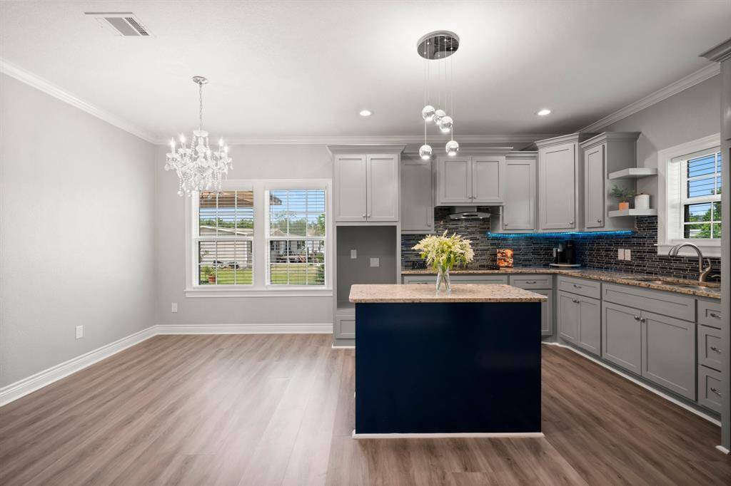 Dine-in kitchen with a central island, perfect for casual meals and entertaining.