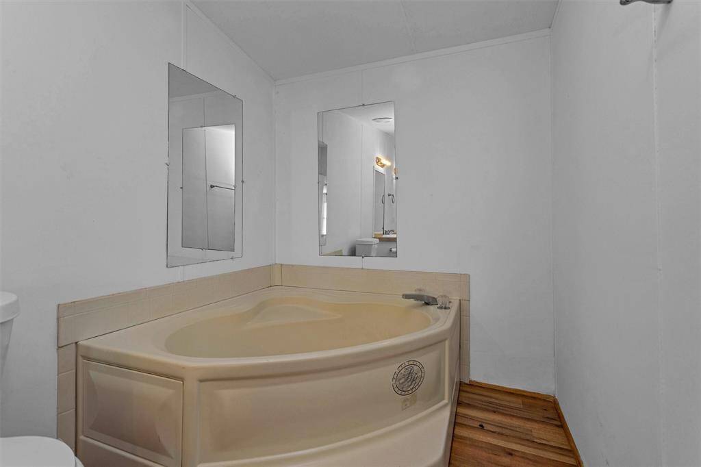 Large corner soaking tub