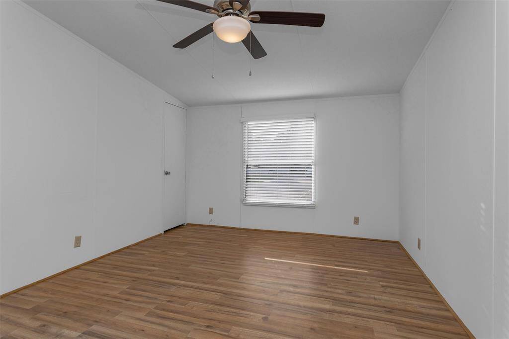 Secondary bedroom with ceiling fan