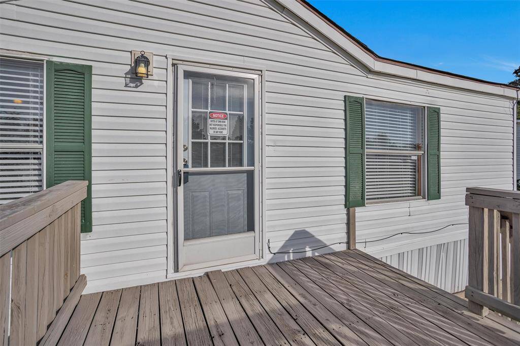 Front deck entry with storm door