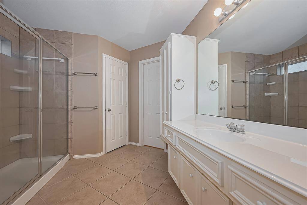 You don't have to share! There are two sink vanities on each side along with oversized mirrors lends itself to harmonious mornings.
