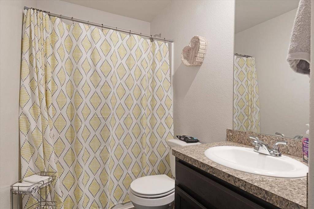 Upstairs Full Bathroom