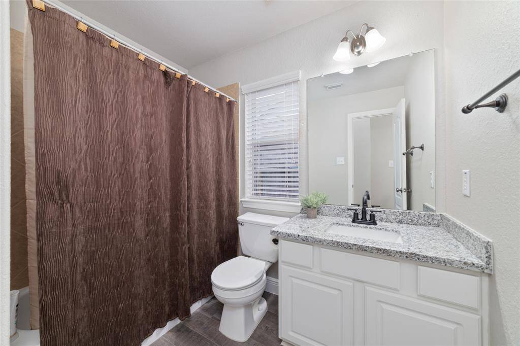 Secondary full bath between the bedrooms.