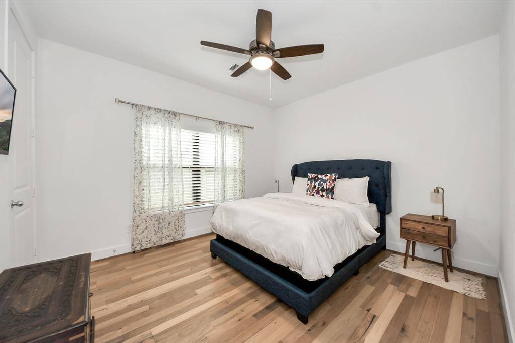 Secondary downstairs bedroom.