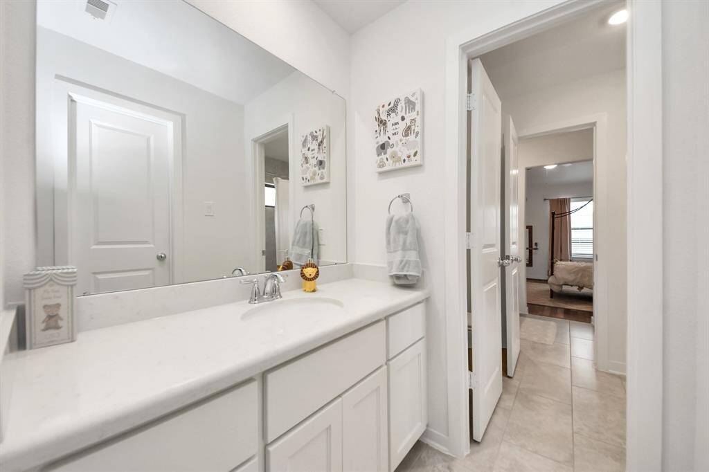 Second floor Hollywood bath