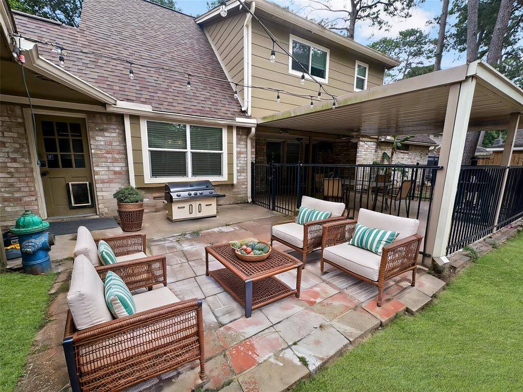 A generously sized yard that’s ready to become your go-to summer hangout! Whether you’re hosting a backyard BBQ, enjoying outdoor games with family and friends, or relaxing under the open sky, this spacious outdoor area offers endless possibilities.VIRTUALLY STAGED