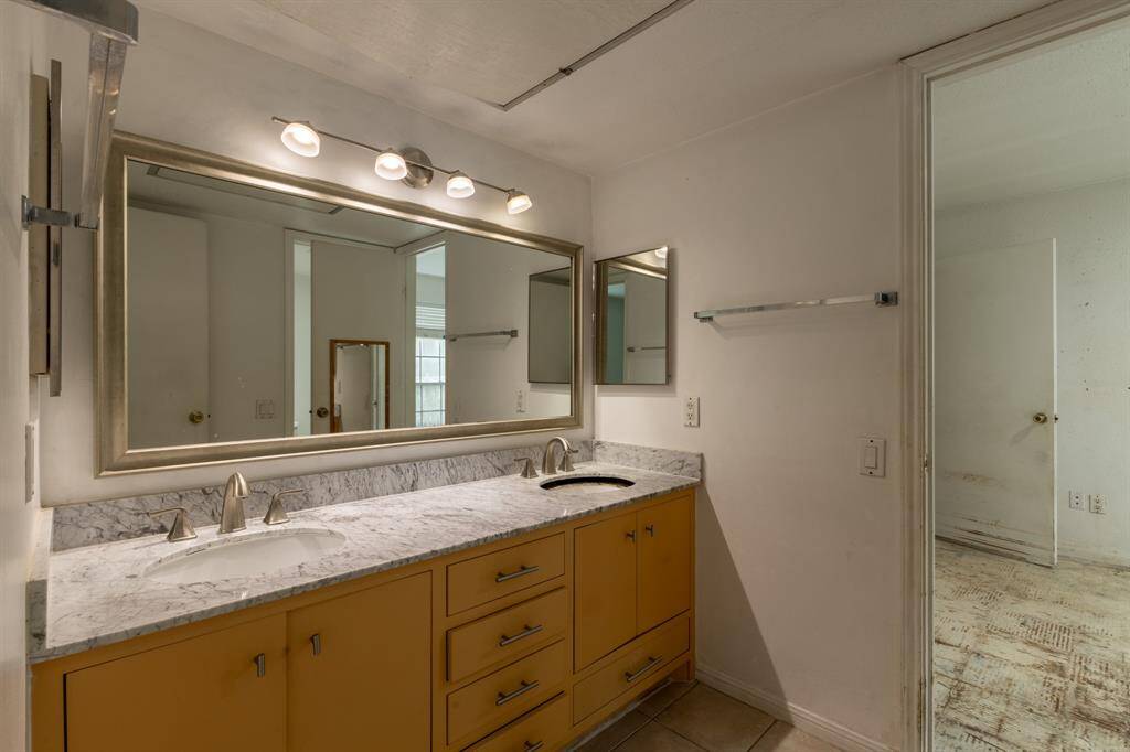 Double bathroom sinks