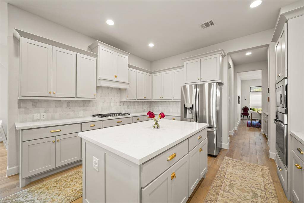 The stunning Kitchen is ideal for entertaining, with open, thoughtfully designed spaces that make hosting effortless & flows seamlessly into the Butler’s Pantry & Formal Dining Room, creating a perfect setup for gatherings & dinner parties.