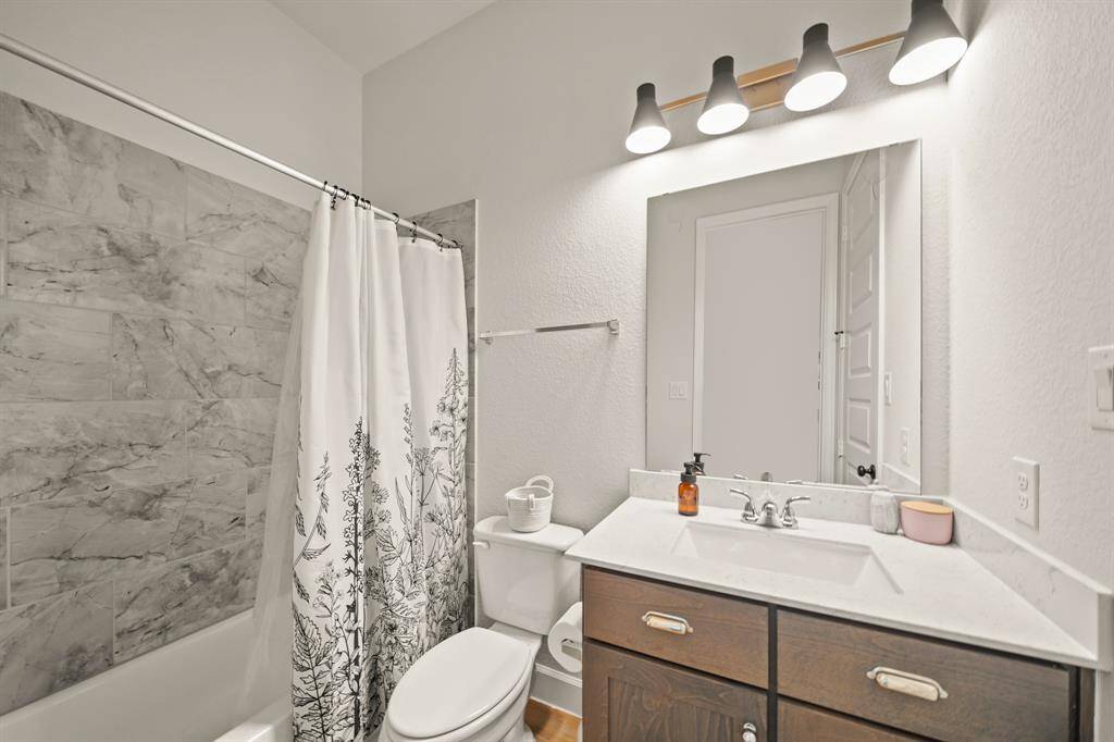The En Suite Bathroom features a tub/shower combo, offering convenience for the attached bedroom/guest suite.