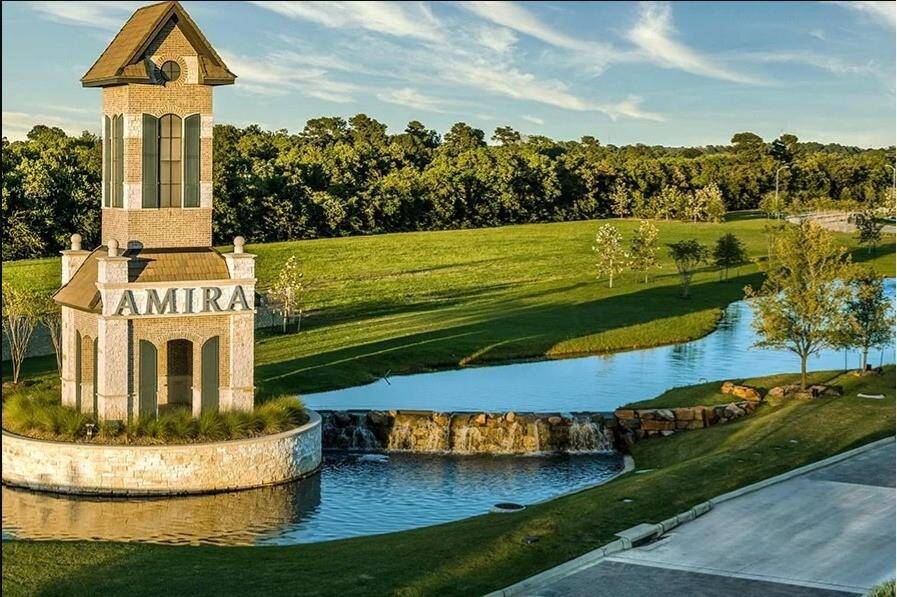 Amira honors it's rich equestrian past as former ranchland for elite Egyptian Arabian horses. Today, The Resort at Amira & amenities like Derby Dog Park, Pony Park, Preakness Pond, & Reinwood Lake pay tribute to that legacy.
