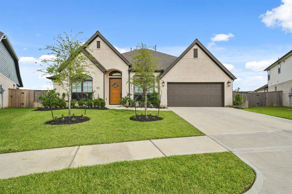 Welcome to 19002 Valentine Padlock Circle, a stunning one-story home in the prestigious Amira community of Tomball. Set on a spacious 60-foot lot with no back neighbors, it offers elegance, privacy, & comfort.