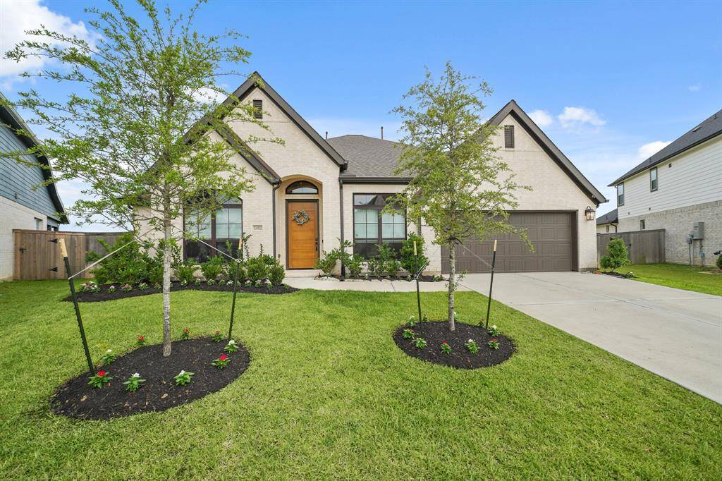 With it's full brick exterior, expansive front yard, & neatly trimmed landscaping, this home blends durability & beauty from the very first glance.