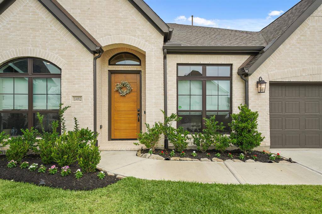 This impressive home features a spacious 3-car garage & premium upgrades, including water softener + whole-home water filtration system, generator interlock kit, & a powerful Westinghouse 10,500-watt tri-fuel generator with automatic CO shutdown & 150 ft of cables.