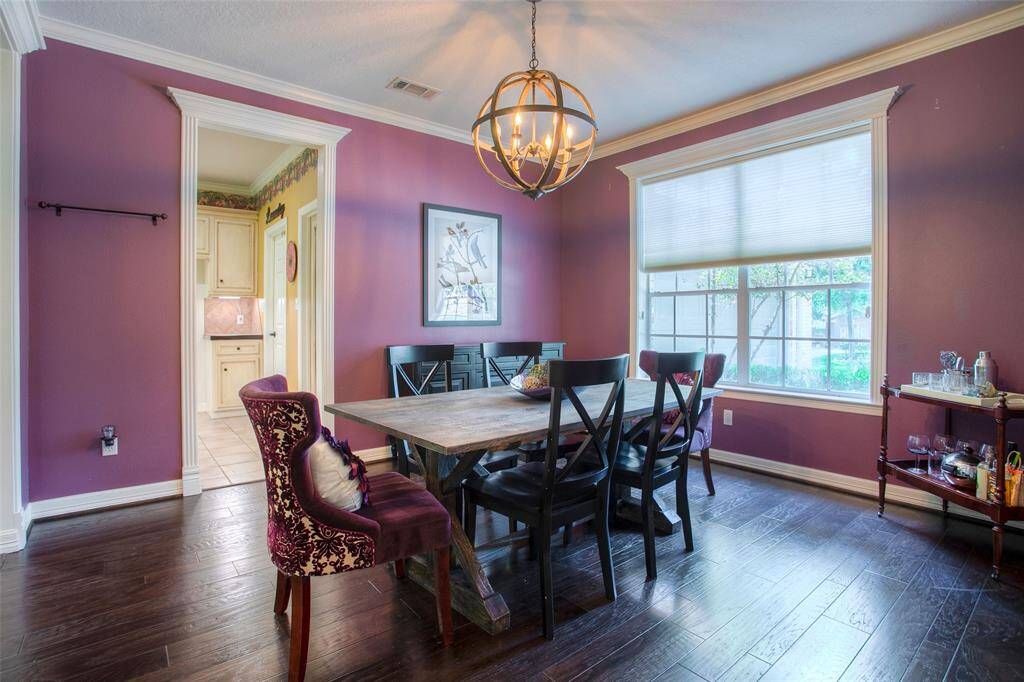 LOVELY DINING ROOM!