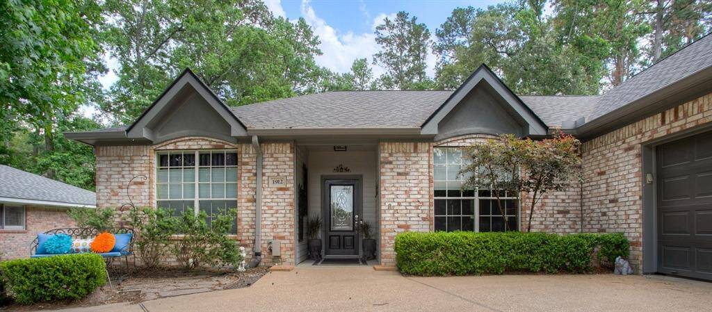 GREAT CURB APPEAL!!