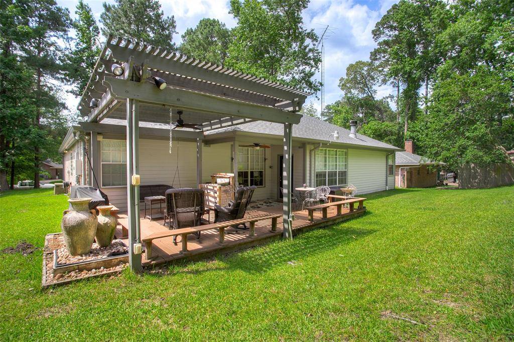 Relaxing outdoor patio with Pergola!