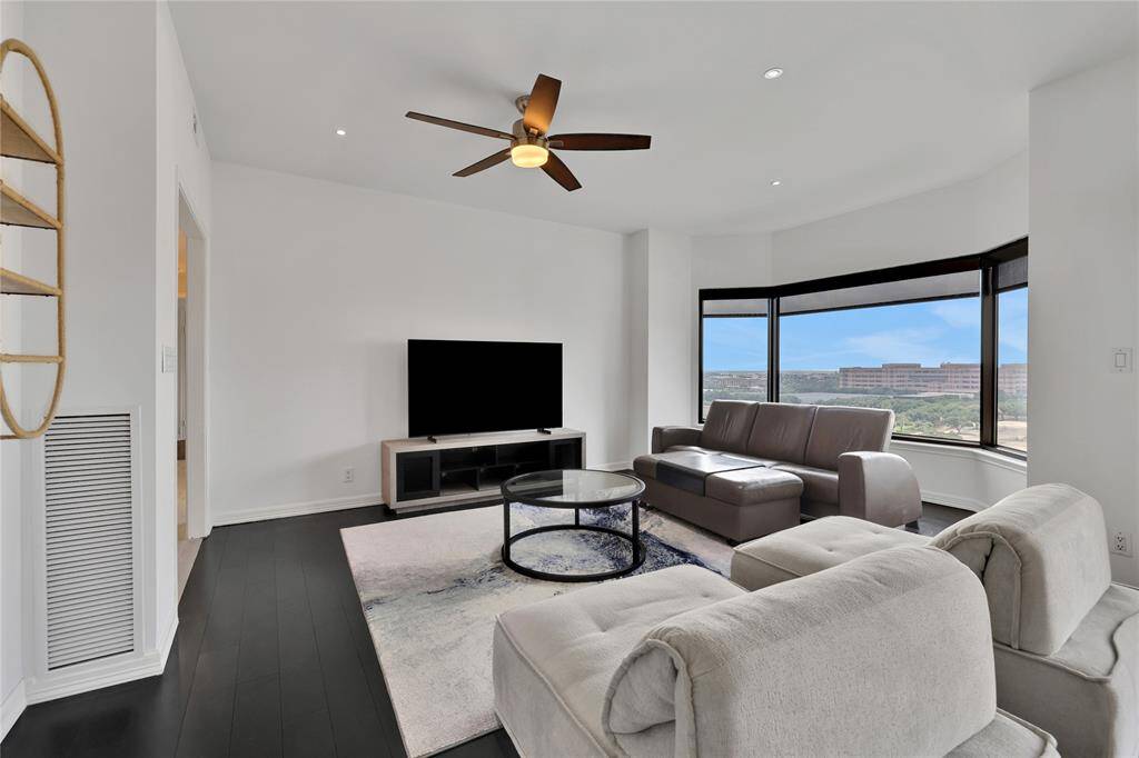 The living room feature soverhead, recessed lighting and ceiling fan. The room comfortably fits a sofa, 2 loveseats, coffee table, TV and rug.