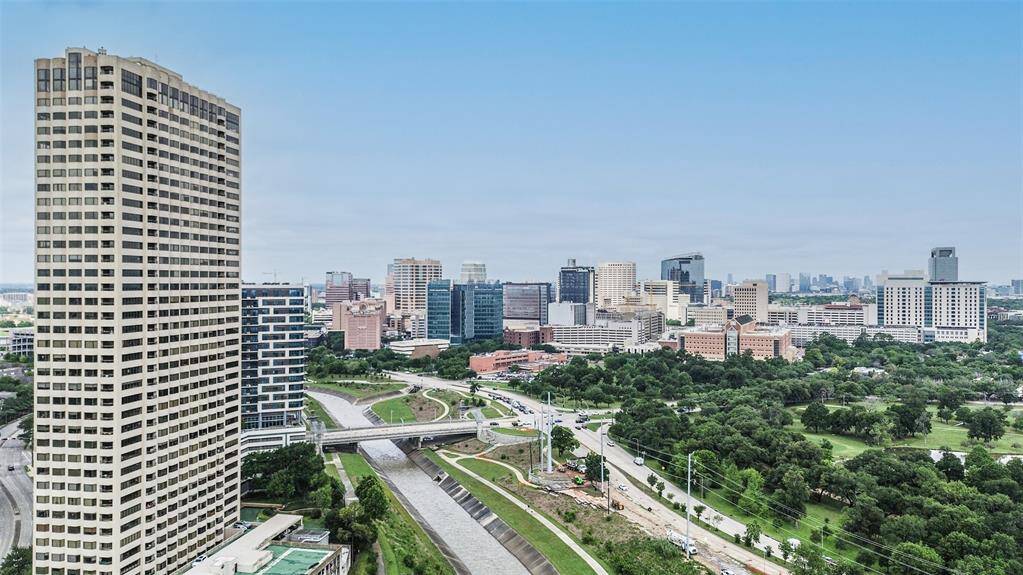 The Spires Hi-rise 40-story residential building is located within the Texas Medical Center. Residents here enjoy the convenience of living centrally within Houston's 610 Inner Loop.