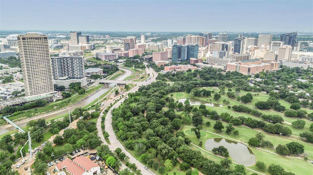 Residents of The Spires enjoy living within walking and biking distance to area hospitals and employers within the Texas Medical Center.