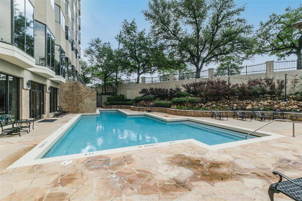 As a resident of The Spires, you will have access to this gorgeous pool, tennis courts, racquetball courts, party room, sauna and gym.