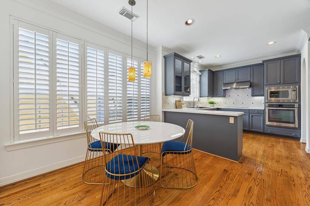 Enjoy seamless flow from the kitchen to the light-filled breakfast area.