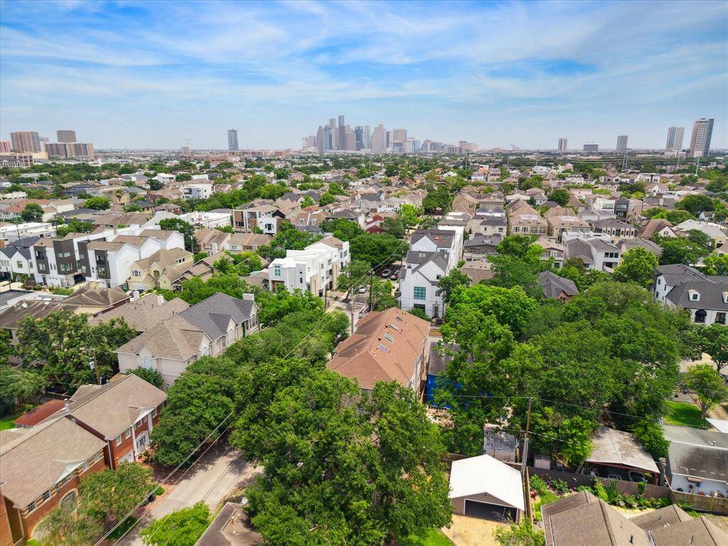 Discover effortless living in this beautifully maintained townhome, ideally located in one of Houston’s most vibrant and walkable neighborhoods.
