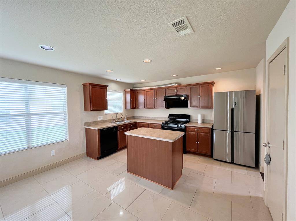 Kitchen & Breakfast Area