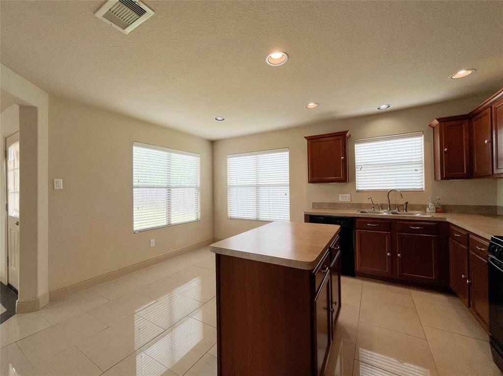 Kitchen & Breakfast Area