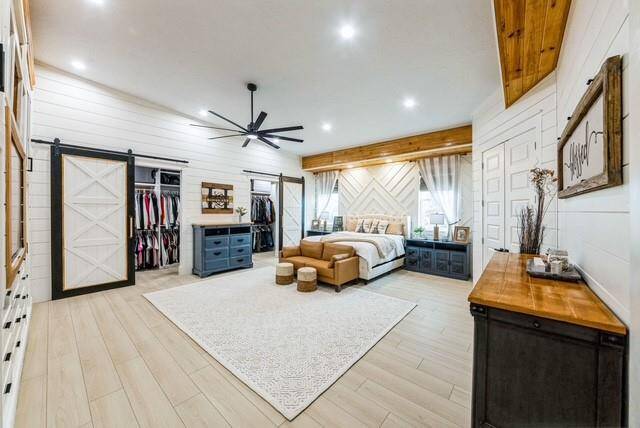 Double entrance to the walk-in closets