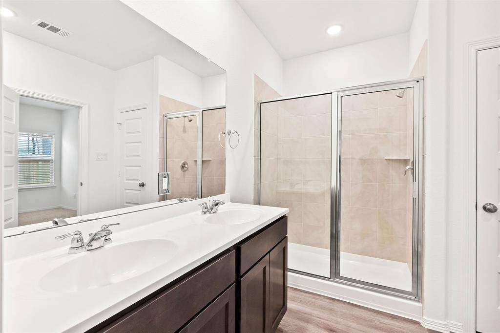 Dual sinks in the Primary Bath