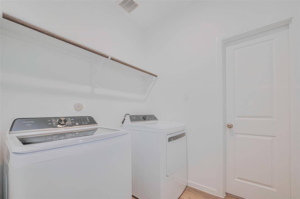Washer/Dryer included