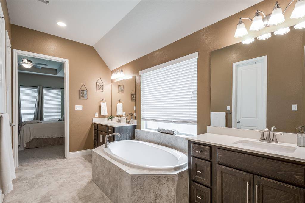 2 vanities and tub