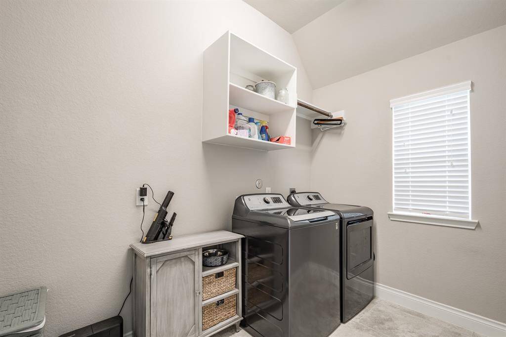 Large laundry room off breakfast room