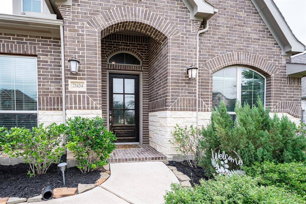Nice landscaping at front door