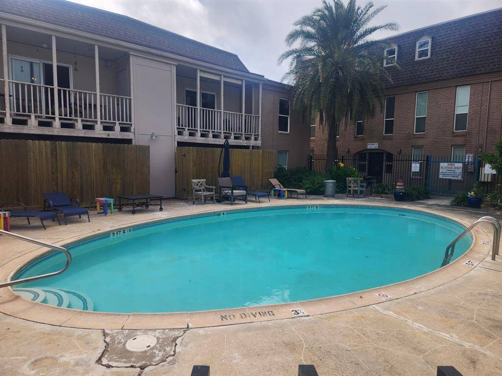 2 bedroom furnished condo a walk away from UTMB and the beach! All utilities included.