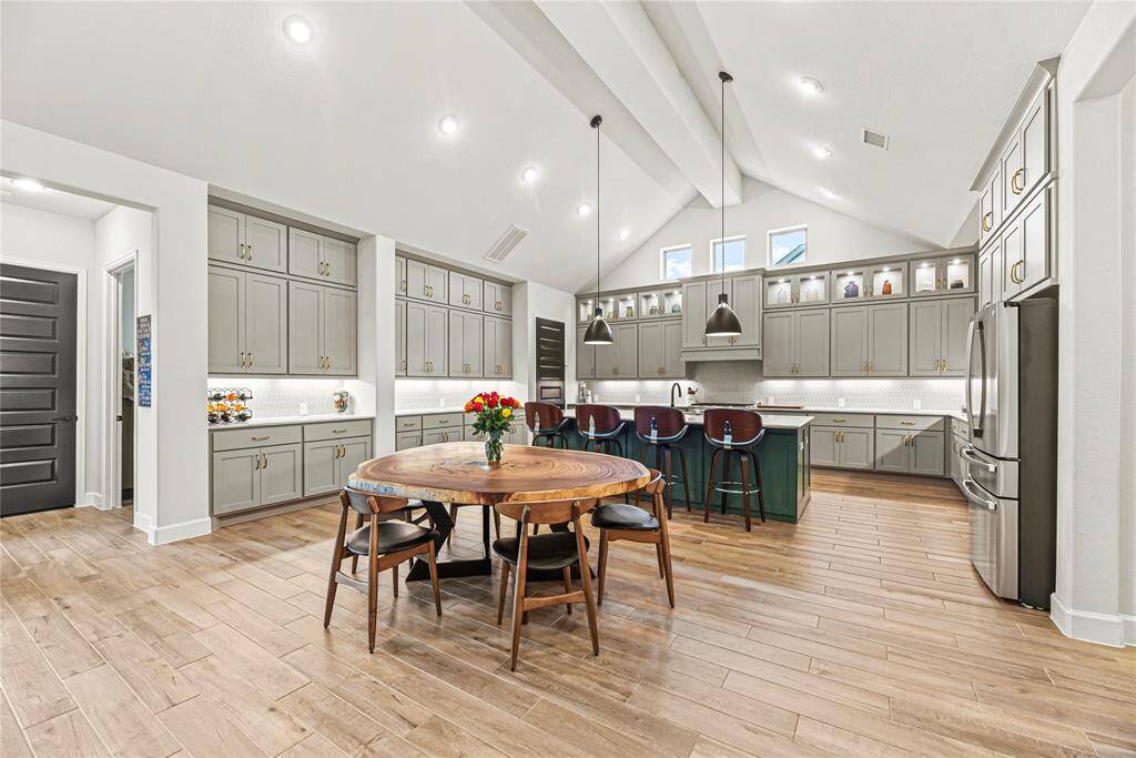 You will love the luxury quartz countertops.