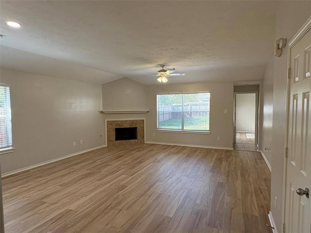 Livingroom with a cozy fireplace