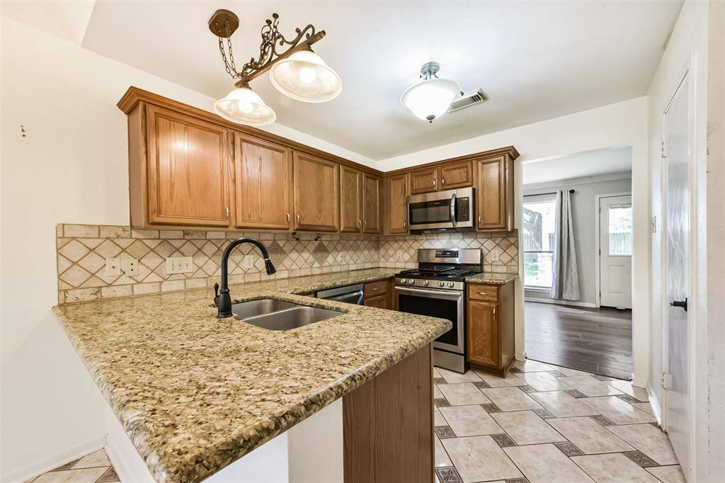 The layout flows seamlessly, great for meal prep and entertaining alike.