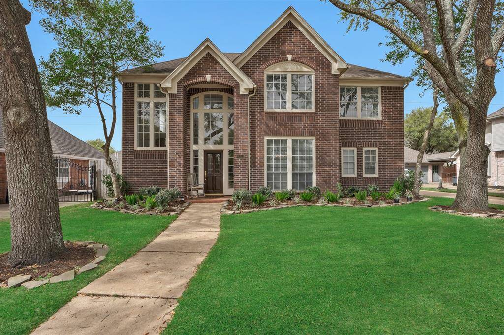 Welcome home to this magnificent 4-bedroom, 2.5 bath home situated in Greeway Village within sought after Cinco Ranch.