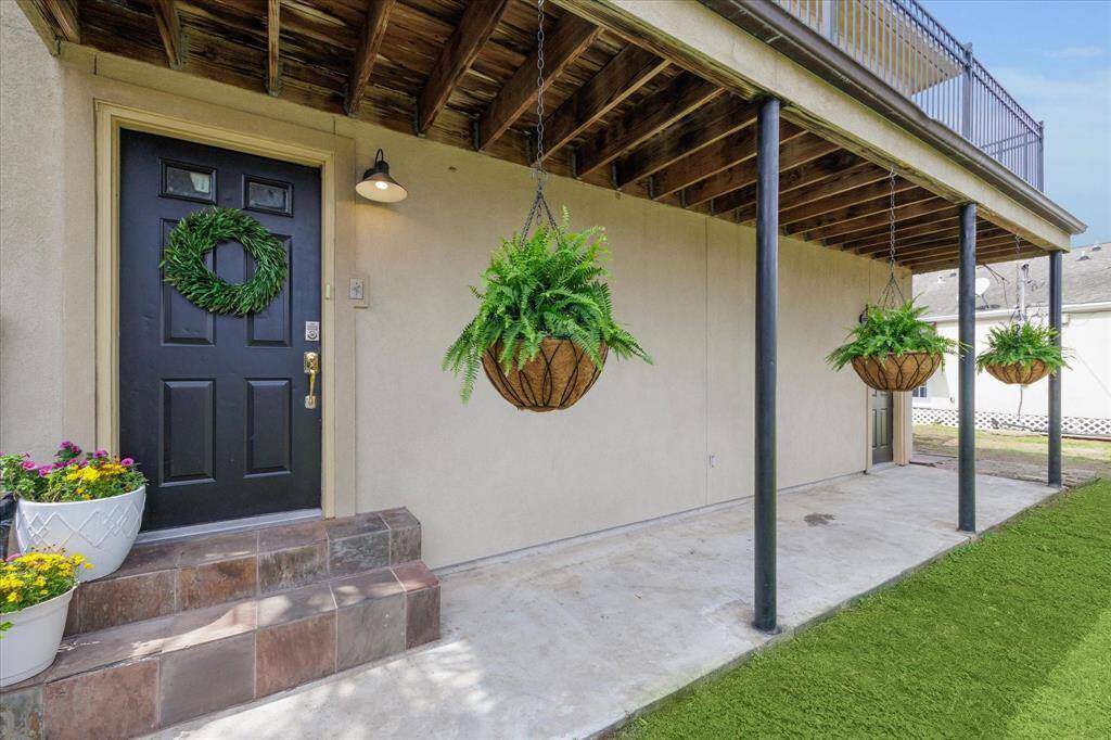 Private entrance to Garage Apartment.